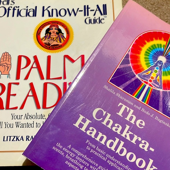 Chakra handbook and Palm reading books 2 included - Picture 1 of 4